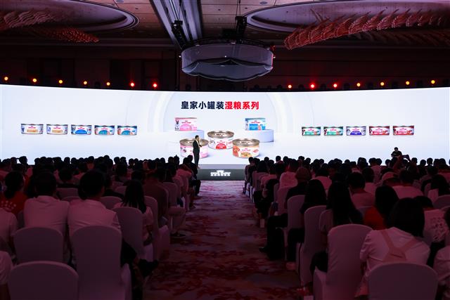 皇家天津工厂专为中国养宠家庭定制的小罐装湿粮产品