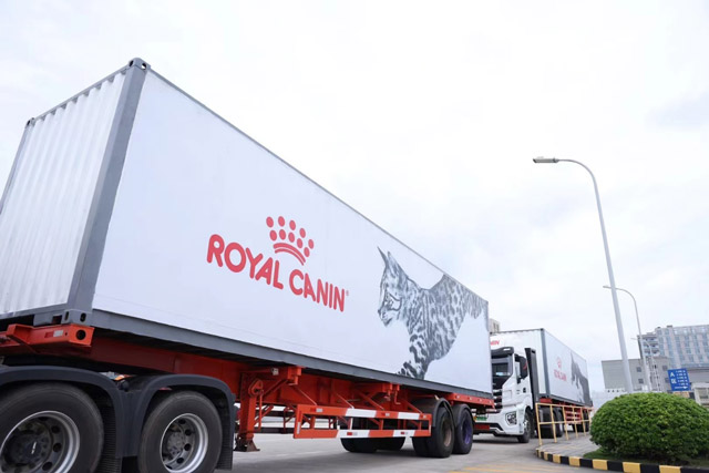 皇家将两辆新能源电动重型卡车正式投入使用