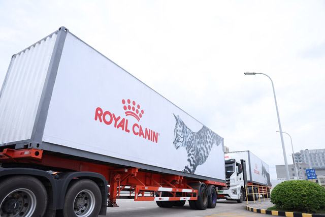 皇家于近期投入使用的两辆新能源电动重型卡车