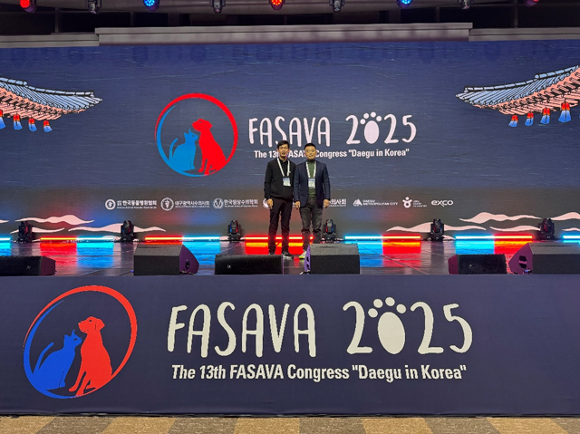 新瑞鹏集团主任兽医师陈阳华（左）和瑞辰宠物医院集团副董事长兼首席医疗官杨其清（右）合影