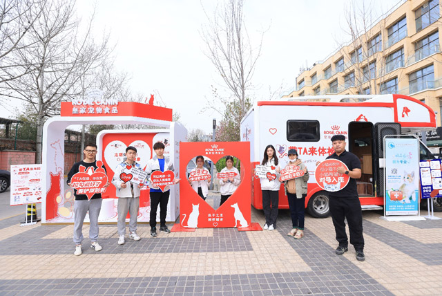 图说:皇家“带宠去医院”项目和“体检巴士”