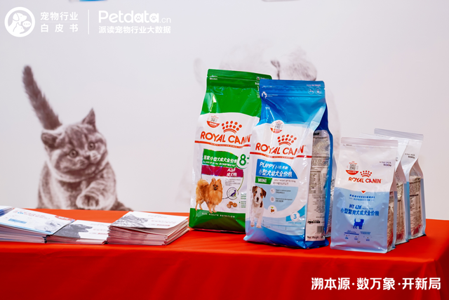 从左到右分别为：皇家居家小型犬成犬全价粮（8岁以上）、皇家小型犬幼犬全价粮、皇家HT 42d繁育犬成犬全价粮系列