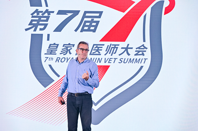 英国Vet Dynamics有限公司总监Dr. Alan Robinson(左)、美国兽医内科专科协会ACVIM(营养)在培营养专科住院医石井千绘(右)发表主旨演讲