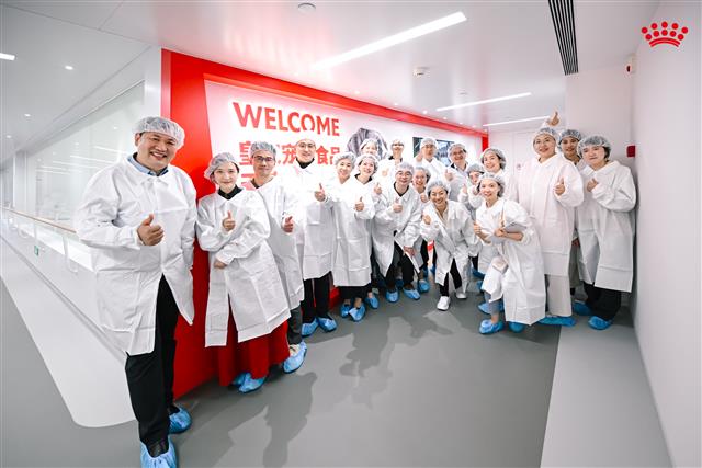 专家们参观皇家全新湿粮产线