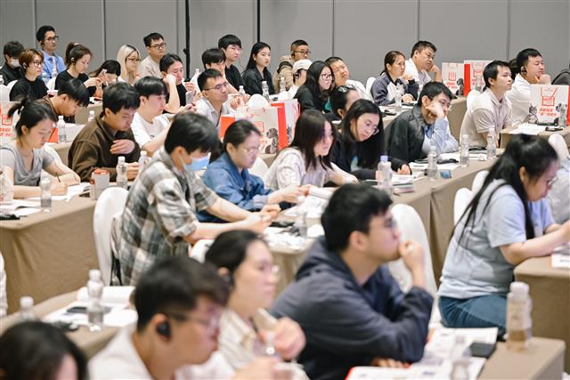 参会兽医认真聆听讲师授课