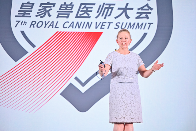 世界小动物兽医协会职业健康小组主席Dr. Nienke Endenburg(左)、世界小动物兽医协会全球疼痛管理理事会成员Dr. Mandala Hunter-lshikawa(右)发表主旨演讲