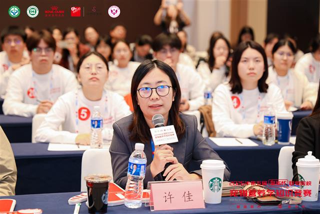 西南民族大学教学动物医院院长黄坚、南京农业大学副教授李莲、金华职业技术大学动物医学专业副教授许佳,以及皇家宠物食品技术部负责人李婧。